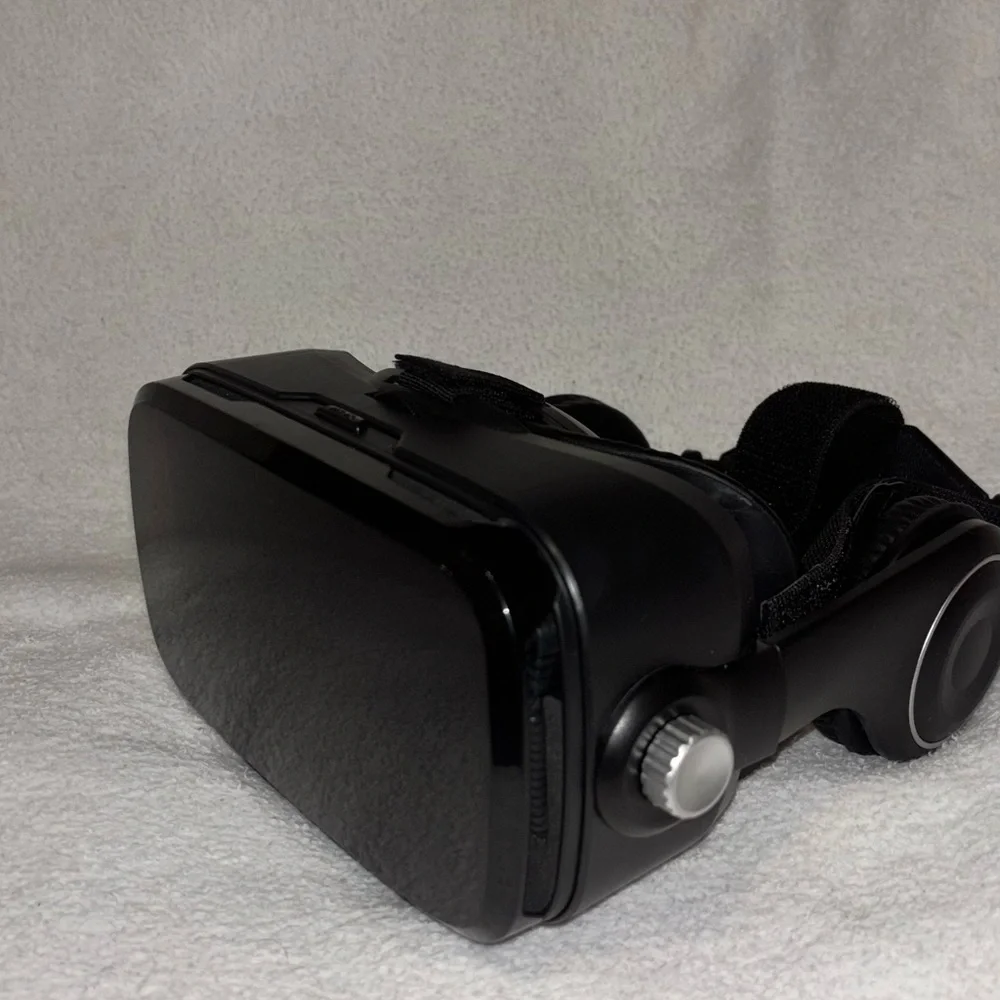 Black Virtual Reality Viewer with Built-in Headphones
